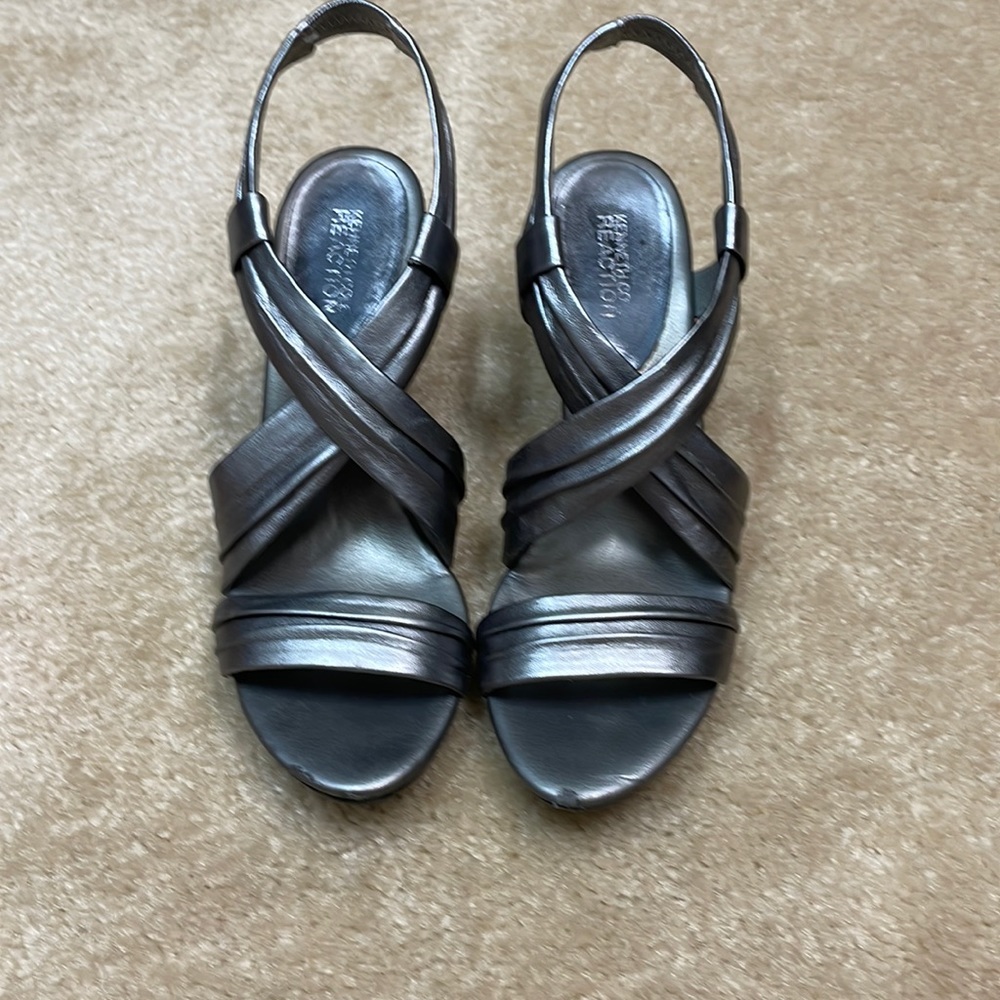 Kenneth Cole Reaction Leather Heels Silver Metallic Shoes Womens Clay Dough 7.5